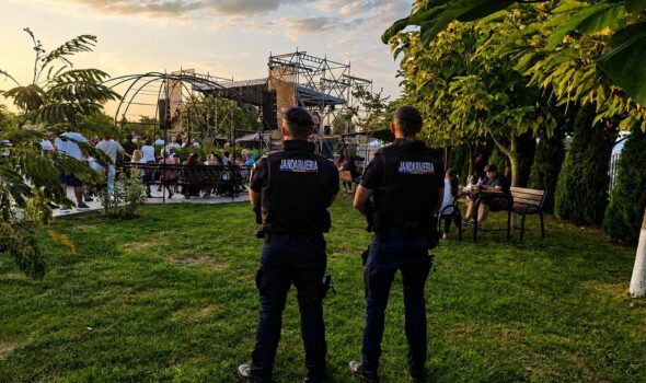 ”Melteni” în zona de picnic Lacu Sărat. Mai aveau puțin și se urcau cu mașinile pe grătare!