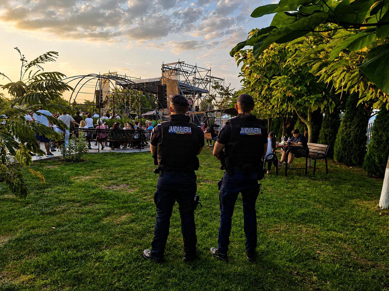 ”Melteni” în zona de picnic Lacu Sărat. Mai aveau puțin și se urcau cu mașinile pe grătare!