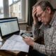 Câți bani a pierdut un pensionar în urma unei false comenzi online. Escrocii au făcut peste 40 de transferuri din contul bătrânului