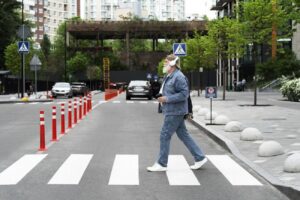 Ce prevede Codul Rutier atunci când nu dai prioritate unui pieton aflat pe trecere dar sensul opus de circulație