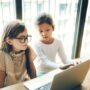 Elevii din Brăila care primesc bani de la stat pentru achiziționarea unui calculator