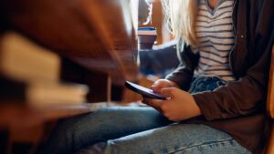 Peste 90% dintre copiii din România folosesc zilnic smartphone-ul, iar AI-ul este tot mai prezent în școală