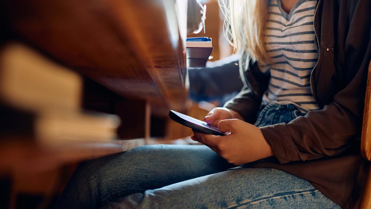 Peste 90% dintre copiii din România folosesc zilnic smartphone-ul, iar AI-ul este tot mai prezent în școală
