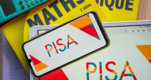 Rezultate PISA 2025: 4 din 10 elevi români se încadrează la analfebetism funcțional
