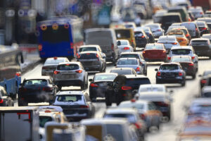 Claxonul, arma inutilă a șoferului nervos. De ce îl folosim când nu mai avem control