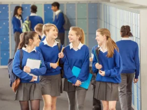 Uniforma școlară ar putea deveni obligatorie pentru a combate fenomenul de ”bullying”
