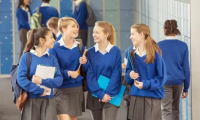 Uniforma școlară ar putea deveni obligatorie pentru a combate fenomenul de ”bullying”