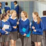 Uniforma școlară ar putea deveni obligatorie pentru a combate fenomenul de ”bullying”