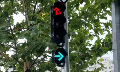 Mașina din față stă la semafor, deși este verde intermitent la dreapta. Este obligată să vireze? Ce spune legea