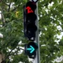 Mașina din față stă la semafor, deși este verde intermitent la dreapta. Este obligată să vireze? Ce spune legea
