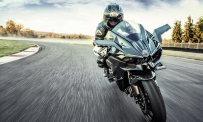 153 km/h pe DN 2B și trei depășiri pe linie continuă. Un motociclist începător a ignorat polițiștii și a fost urmărit 20 de km