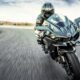 153 km/h pe DN 2B și trei depășiri pe linie continuă. Un motociclist începător a ignorat polițiștii și a fost urmărit 20 de km