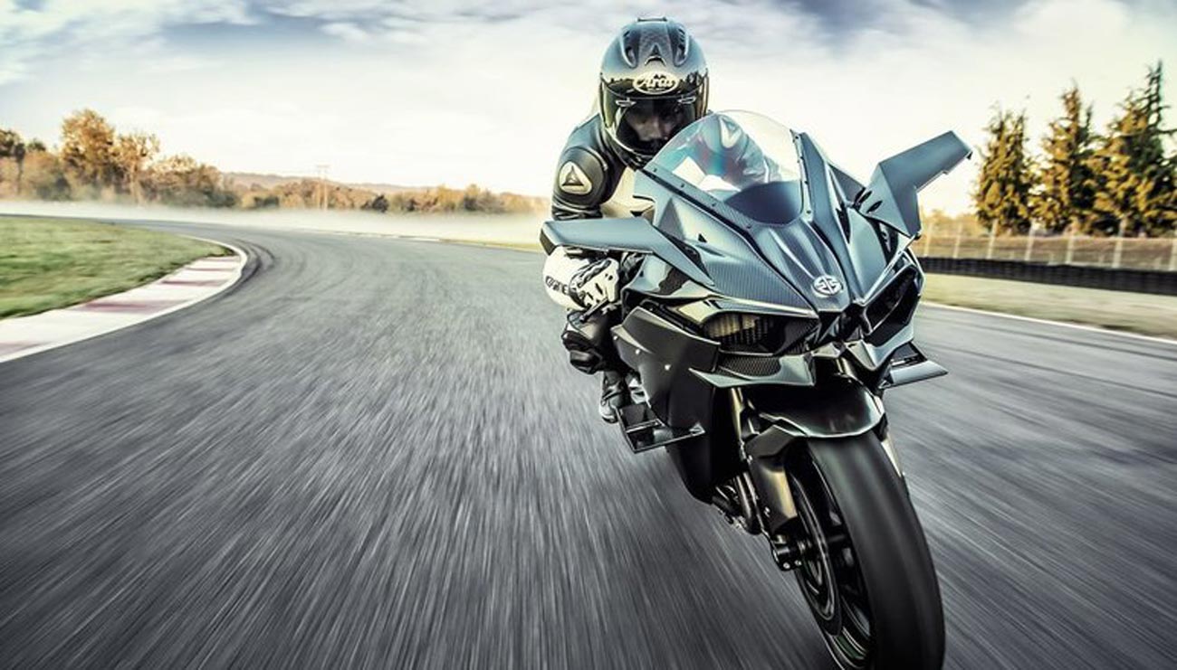 153 km/h pe DN 2B și trei depășiri pe linie continuă. Un motociclist începător a ignorat polițiștii și a fost urmărit 20 de km