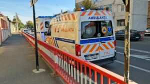 Bătrân întins pe stradă, declarat decedat. Echipajele ambulanțelor au încercat în zadar resuscitarea