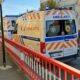 Bătrân întins pe stradă, declarat decedat. Echipajele ambulanțelor au încercat în zadar resuscitarea