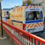 Bătrân întins pe stradă, declarat decedat. Echipajele ambulanțelor au încercat în zadar resuscitarea