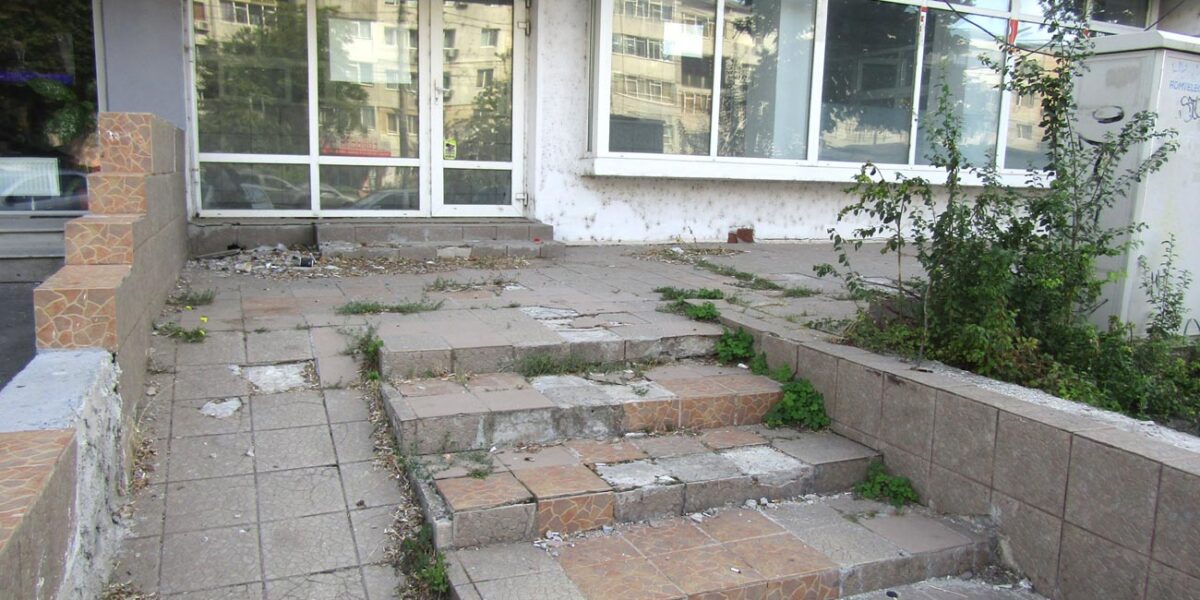 Paragină și mizerie în fața fostei casierii ”Electrica” din Viziru I
