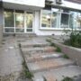 Paragină și mizerie în fața fostei casierii ”Electrica” din Viziru I