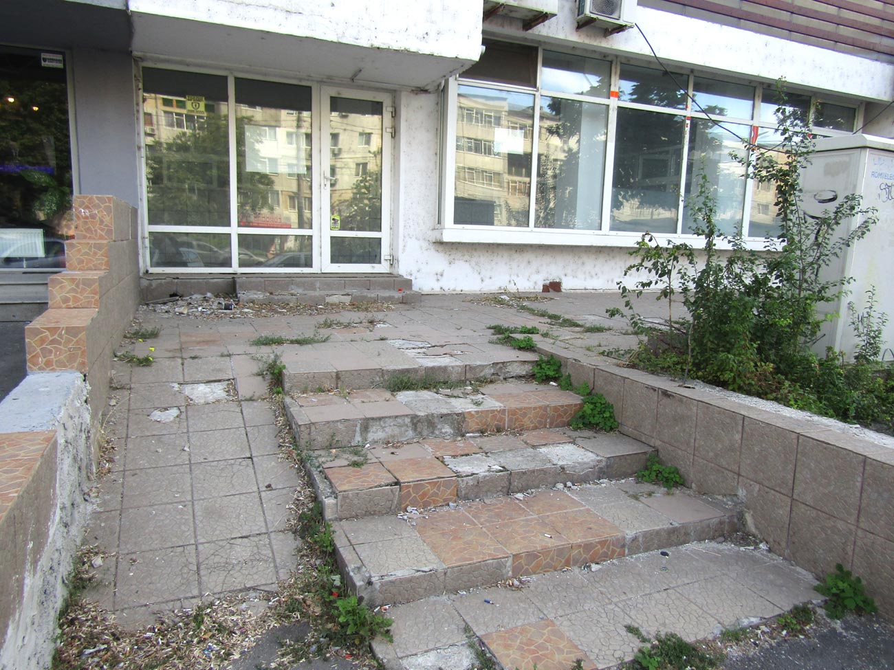Paragină și mizerie în fața fostei casierii ”Electrica” din Viziru I