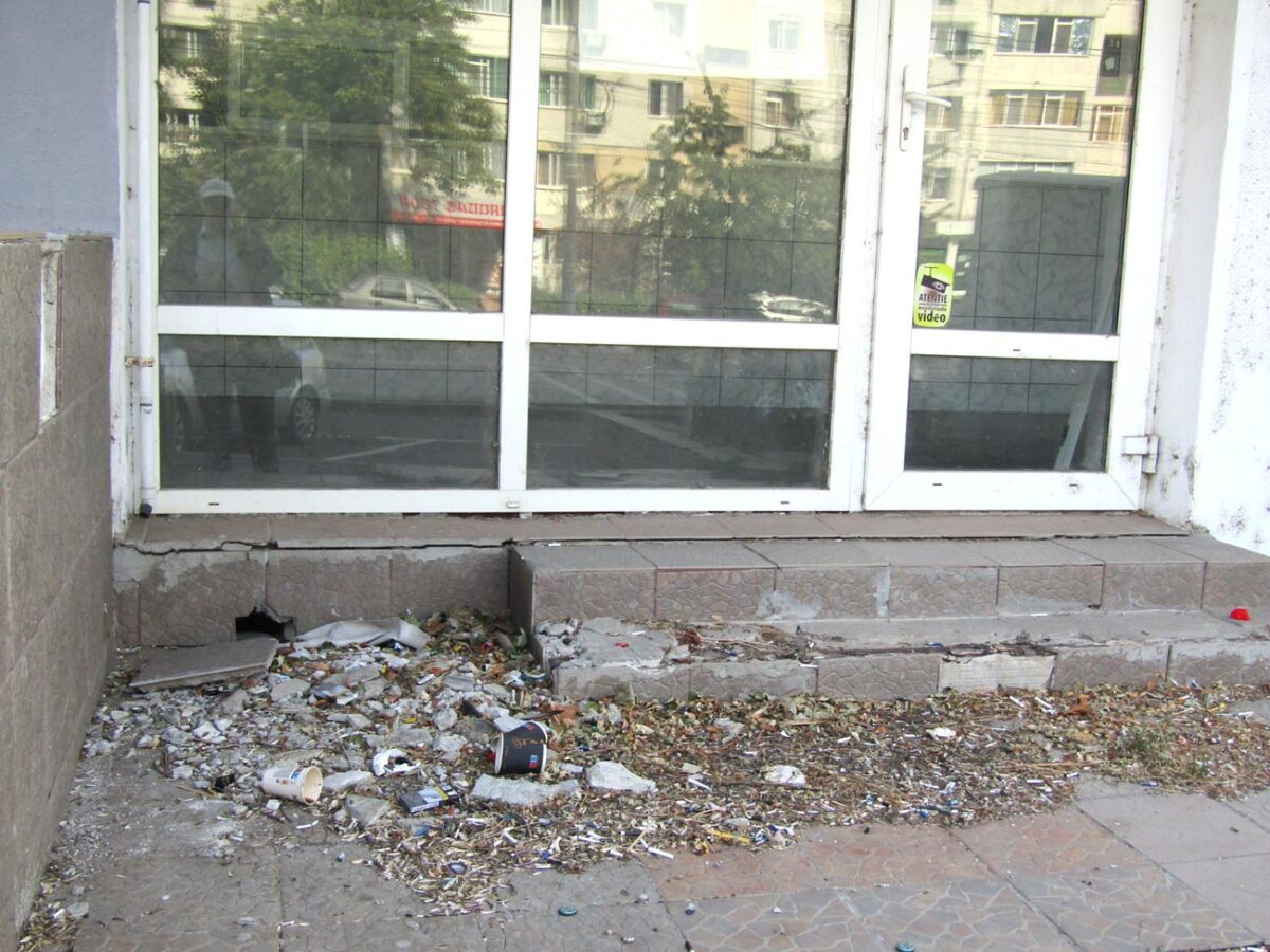 Paragină și mizerie în fața fostei casierii ”Electrica” din Viziru I