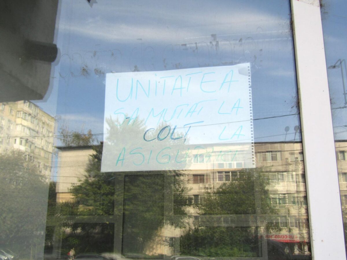 Paragină și mizerie în fața fostei casierii ”Electrica” din Viziru I