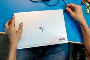 35 de calculatoare recondiționate ajung la școala din Surdila-Găiseanca și la DGASPC Brăila