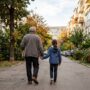 Bătrân de 70 de ani, trimis în judecată după ce a sechestrat o minoră de 11 ani. A scăpat de arestul la domiciliu și stă cu brățara la picior 