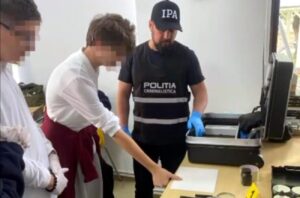 Elevi detectivi, viitorii polițiști! Activități practice de amprentare, utilizând tehnica criminalistică