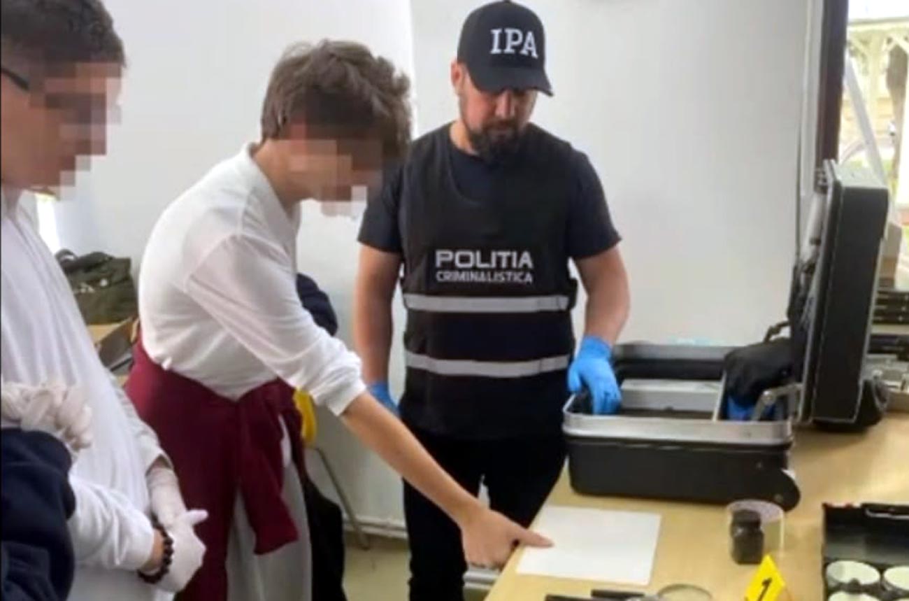 Elevi detectivi, viitorii polițiști! Activități practice de amprentare, utilizând tehnica criminalistică