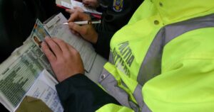 Conducea cu permisul suspendat și avea RCA și ITP expirate. A primit amenzi, dar are acum și dosar penal