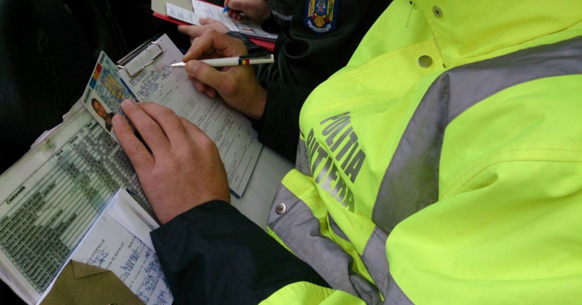 Conducea cu permisul suspendat și avea RCA și ITP expirate. A primit amenzi, dar are acum și dosar penal