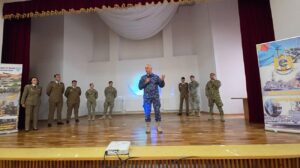 Marina Militară și viitorul tinerilor. Militarii brăileni, întâlnire cu elevii din Ianca