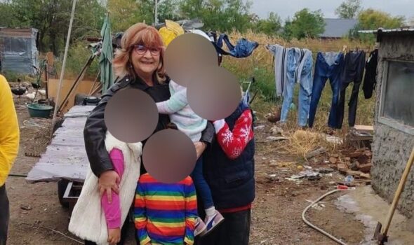 Familie cu patru copii, sprijinită de „Îngerii lui Costel”. „Poftiți în curte… nu avem mare lucru, dar averea și puterea mea sunt copiii”