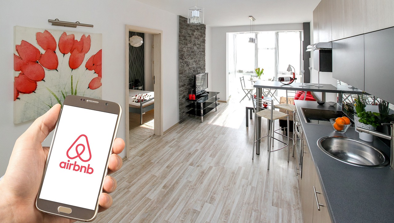 Airbnb schimbă regulile. Ce nu mai au voie proprietarii să le ceară turiștilor