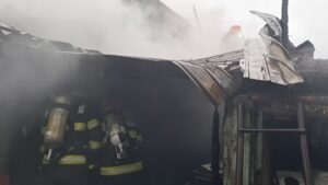 Trei case în flăcări, în municipiul Brăila. O femeie intoxicată cu fum, salvată de pompieri