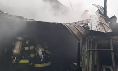 Trei case în flăcări, în municipiul Brăila. O femeie intoxicată cu fum, salvată de pompieri