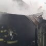Trei case în flăcări, în municipiul Brăila. O femeie intoxicată cu fum, salvată de pompieri