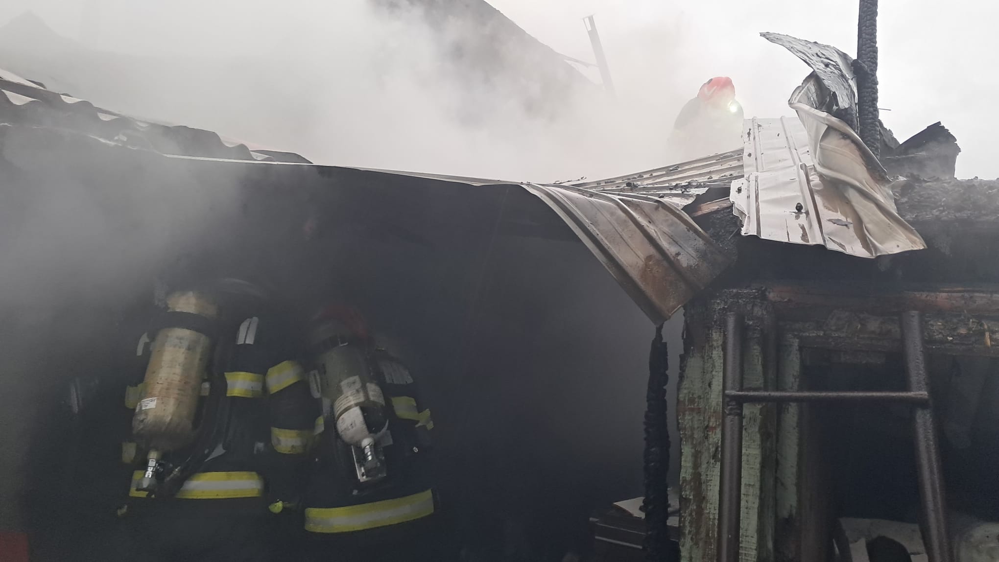 Trei case în flăcări, în municipiul Brăila. O femeie intoxicată cu fum, salvată de pompieri