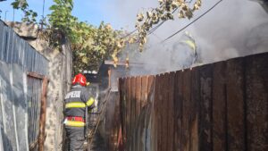 Incendiu în cartierul Chercea. Pompierii intervin cu 5 autospeciale de stingere