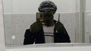 Atac cu cuțitul într-o școală din România. O profesoară și un elev au fost răniți