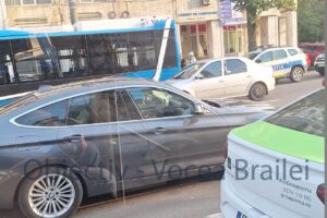 O femeie a căzut în autobuz. Ambulanța și echipaje de poliție, prezente la fața locului