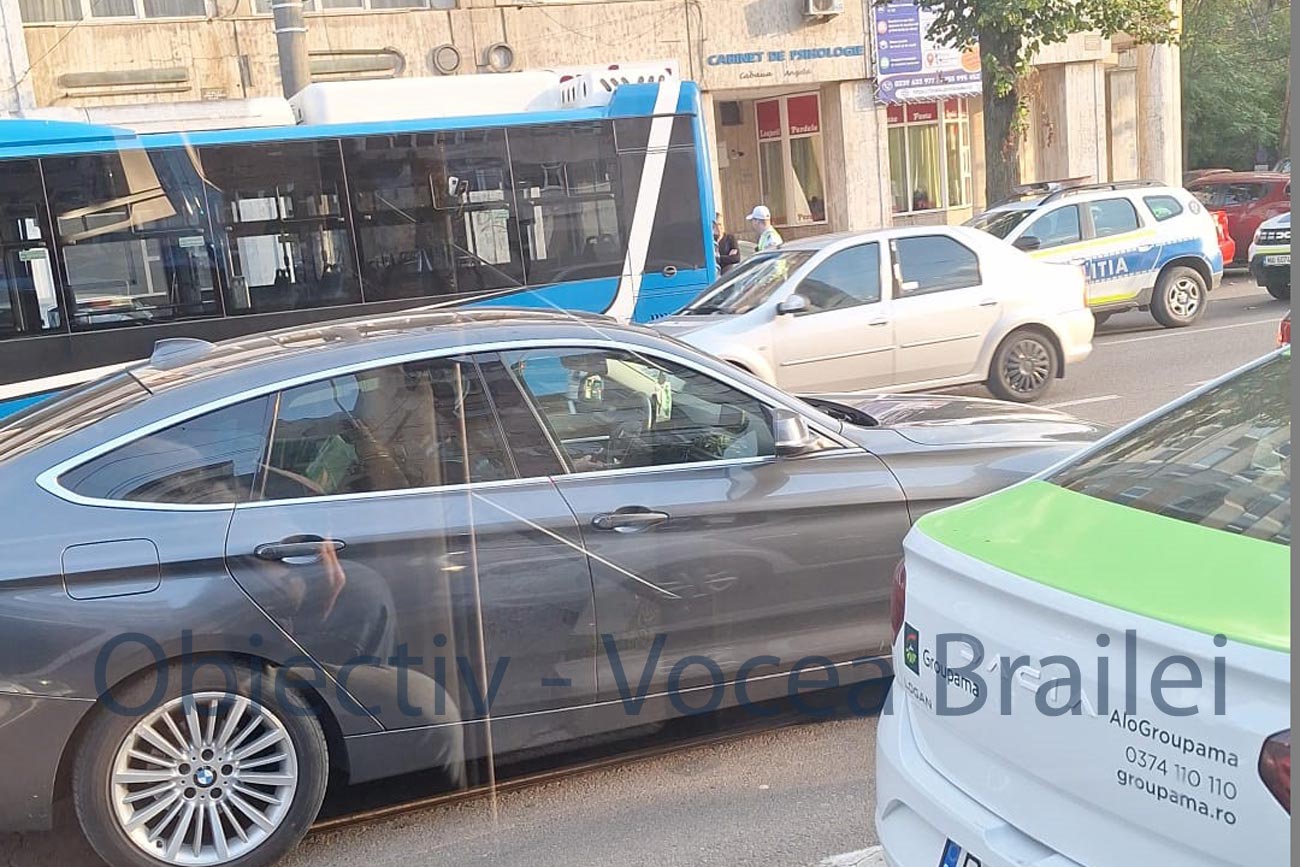 O femeie a căzut în autobuz. Ambulanța și echipaje de poliție, prezente la fața locului