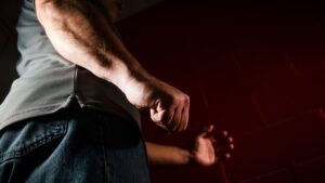 Și-a amenințat fratele, apoi a intrat peste el în casă și l-a lovit în cap. Agresorul a fost arestat