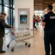 A plătit la casă dar și-a uitat cumpărăturile în holul hipermarket-ului