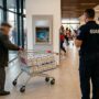 A plătit la casă dar și-a uitat cumpărăturile în holul hipermarket-ului