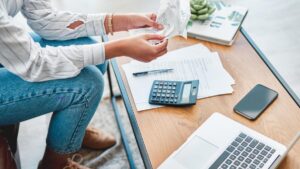 Ce se întâmplă cu datoriile unei persoane după moartea acesteia. Cine trebuie să le plătească