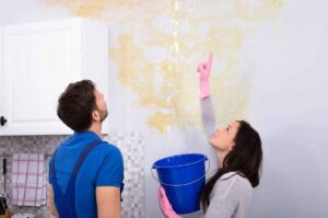 Cine trebuie să plătească reparația dacă te inundă vecinul? Ce spune legea