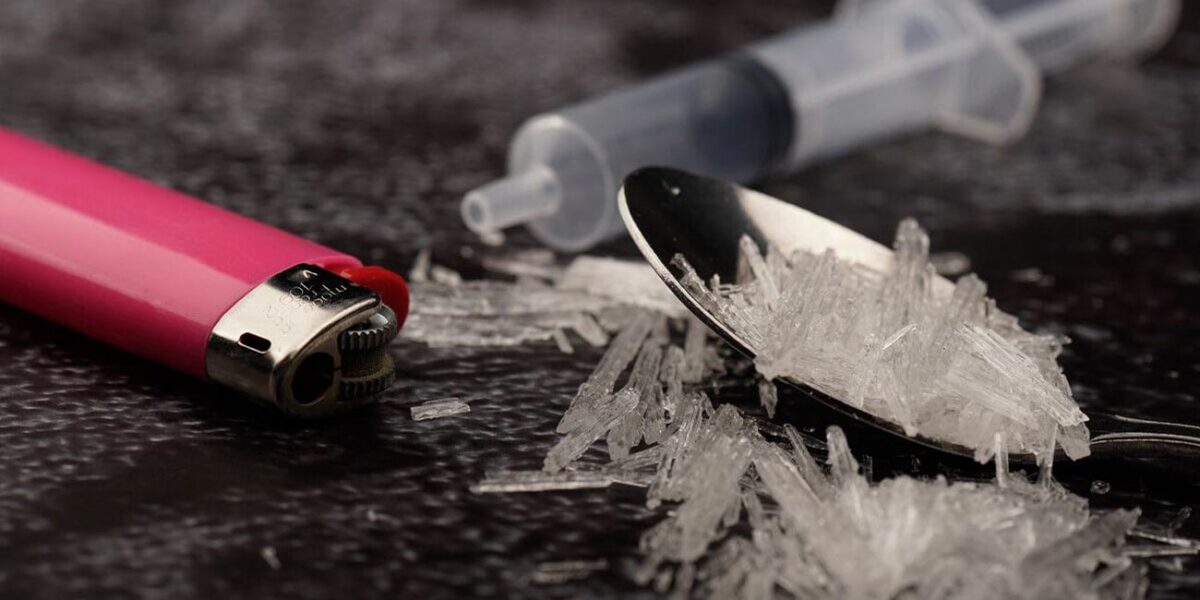 Drogurile tip «Cristal» i-au luat mințile! Distrugeri în Gara Brăila șiviolență în familie