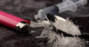 Drogurile tip «Cristal» i-au luat mințile! Distrugeri în Gara Brăila și violență în familie