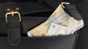 Un bătrân de 74 de ani a rămas fara borsetă și 2.000 de lei într-un centru comercial